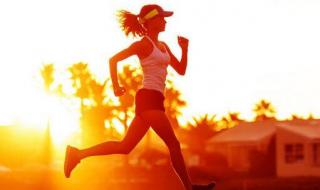 马拉松手推车是干什么的 马拉松选手打翻水瓶